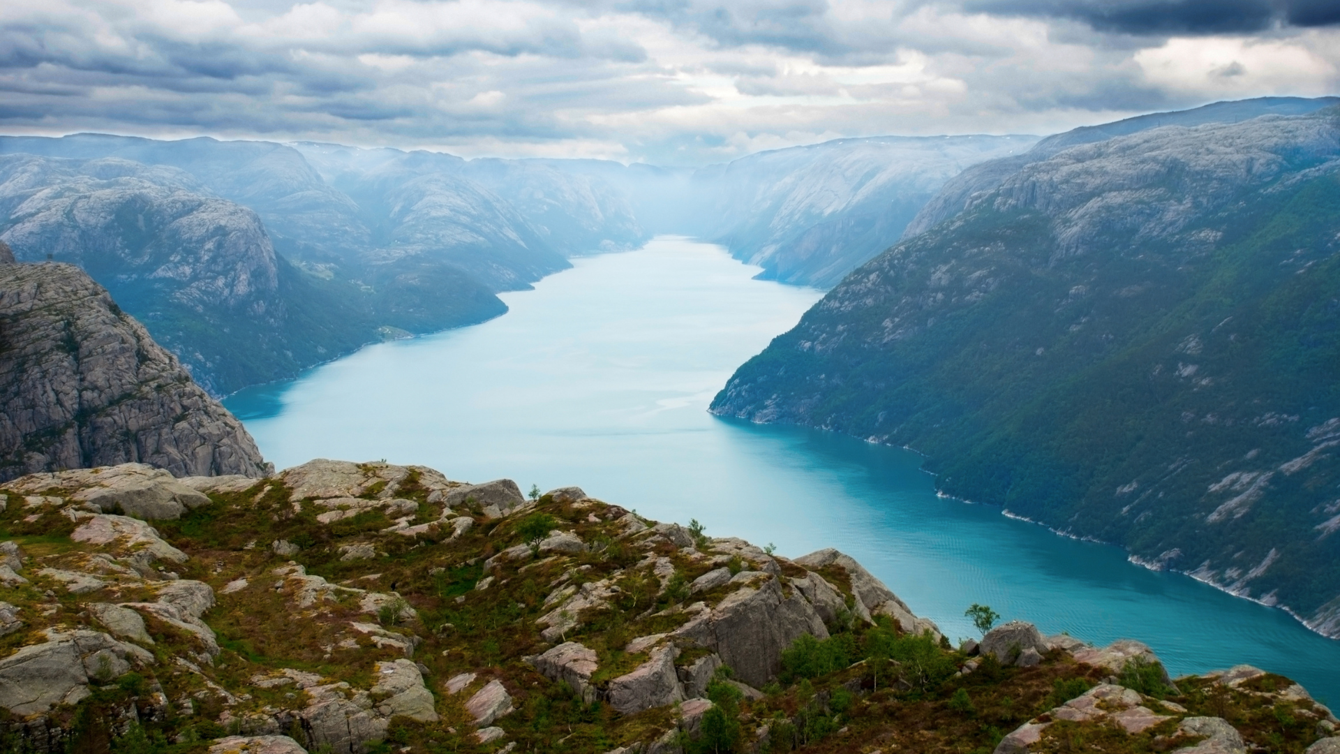 Fjell og blått hav