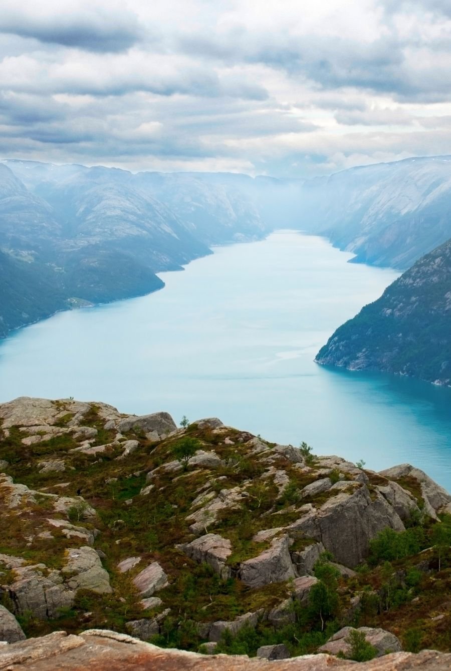 Fjell og blått hav